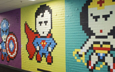 Un open-space décoré de post-it représentant des super-héros